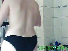 Seduced ໂດຍແວ່ນຕາແລະບັງຄັບໃຫ້ fuck ຂອງນາງຢູ່ໃນຕຽງ